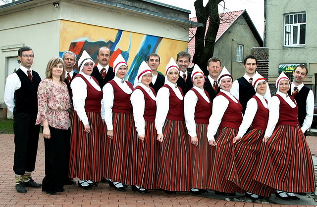 vidējās paaudzes deju kolektīvs ''Amata''