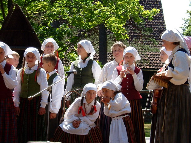  	Iecavas folkloras kopa "Tarkšķi"