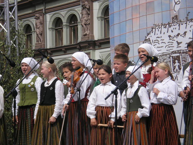  	Iecavas folkloras kopa "Tarkšķi"